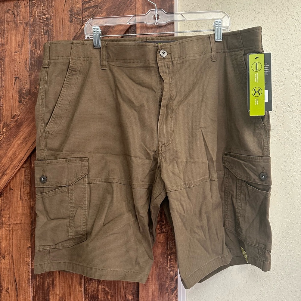 Lee Extreme Comfort Men's Brown Cargo Shorts. Size 42 NWT